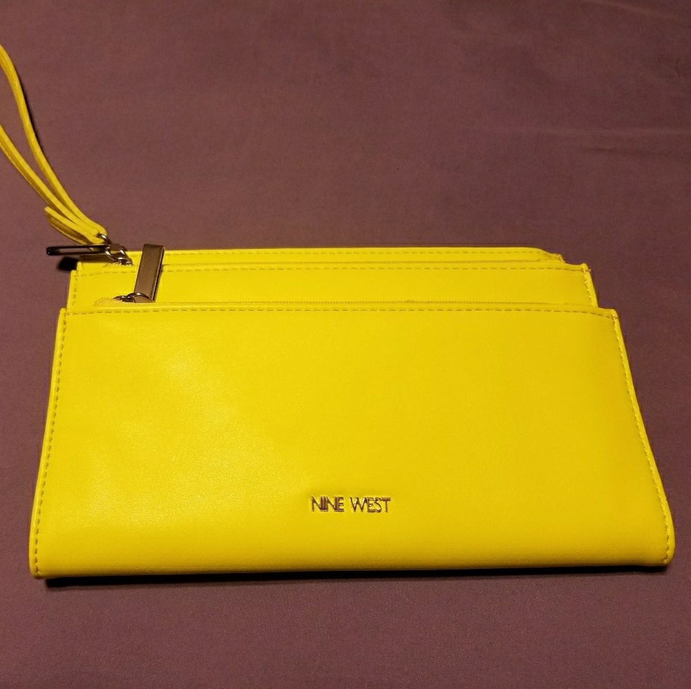 Nine West Trizip Wristlet (NWT)